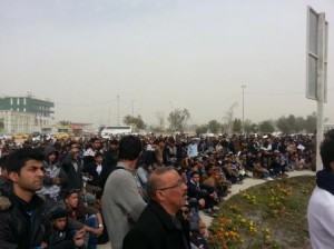 شباب عراقيون يتفرجون على مباريات العراق وكوريا في شوارع محافظة الديوانية بعد منع بث تلفزيون برق 